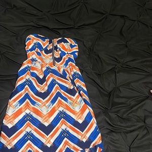 Flowing dress shirt in front and long in the back